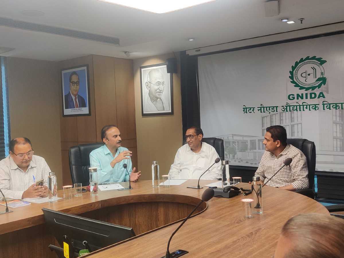 ग्रेटर नोएडा : मलकपुर के 47 किसानों को आबादी भूखंड मिले